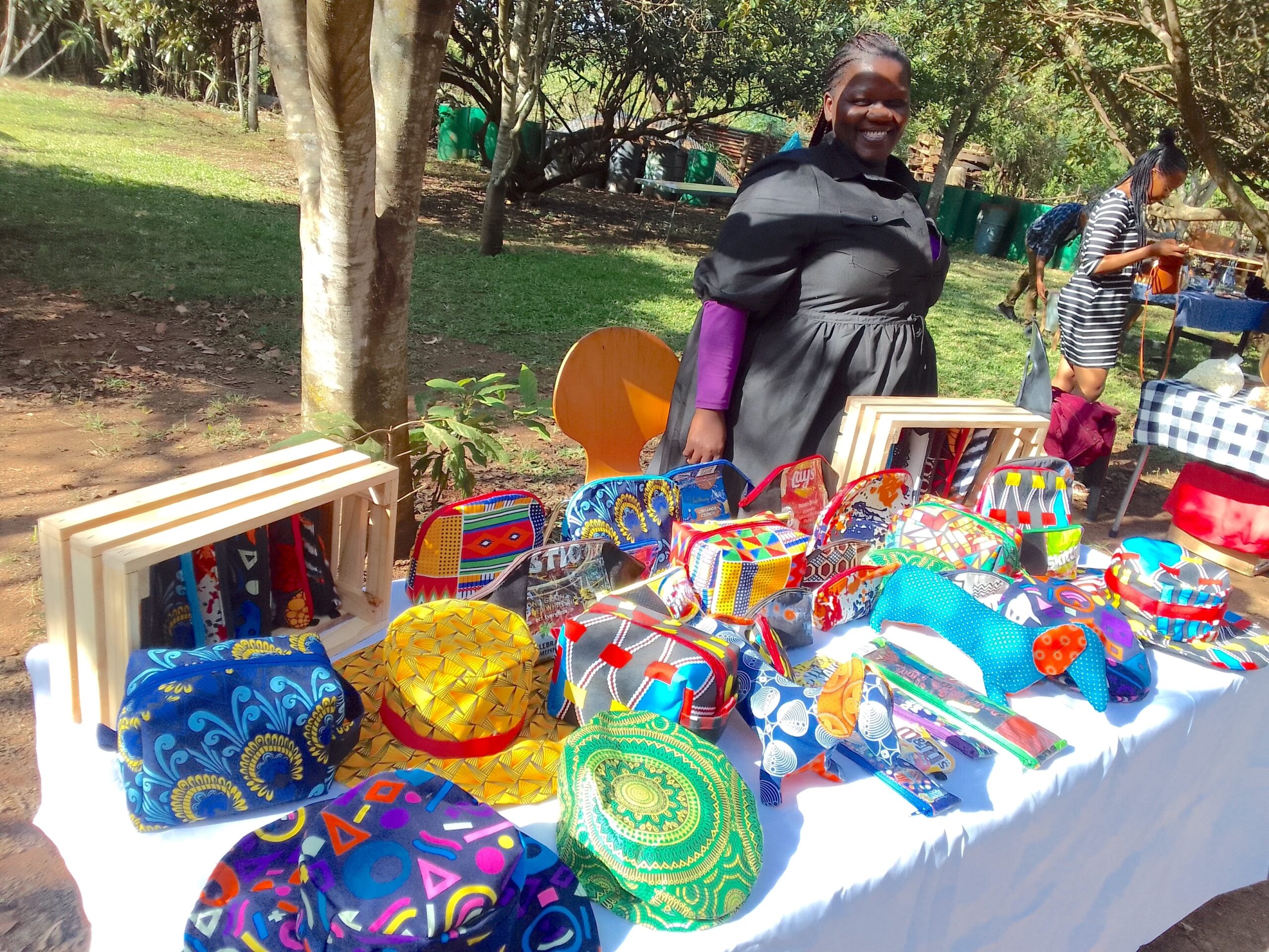 Lungile Beuta plastic crafts table