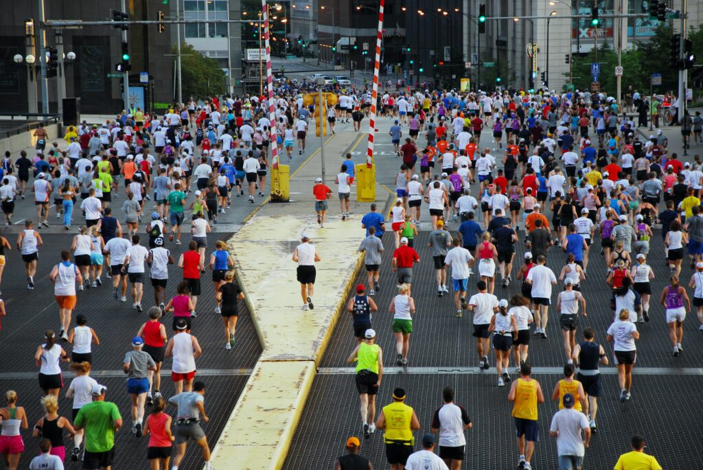 runners on chicago downtown street